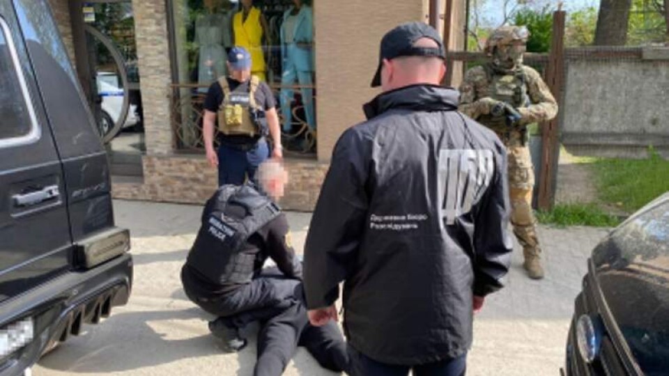 ДБР затримало харків'янина, який відправляв ухилянтів за кордон під виглядом волонтерів