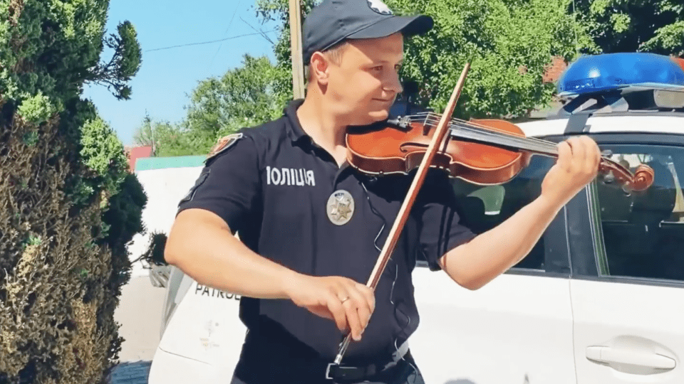 Луцький патрульний зіграв на скрипці разом зі своїм 9-річним сином. Відео