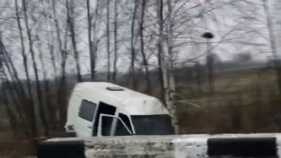 На Волині бус злетів у кювет та врізався у дерево
