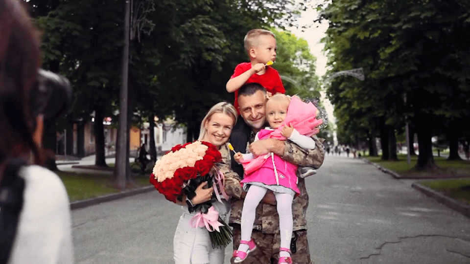 Тато повернувся з війни: військовий з Волині зробив сюрприз для родини. ВІДЕО