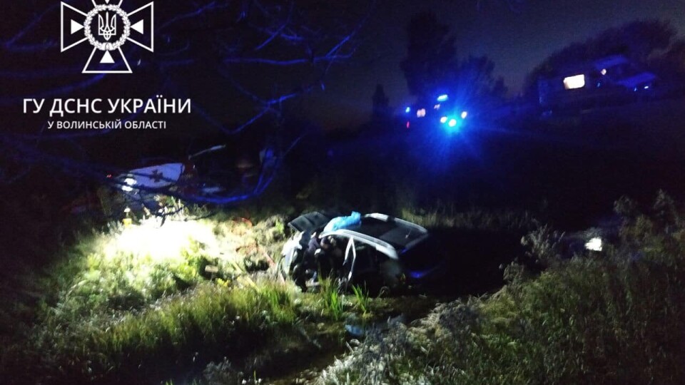 На Волині авто злетіло в канаву: на місці працювали рятувальники. ФОТО