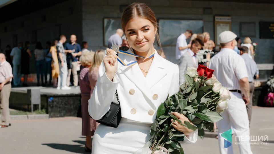 Вручення медалей випускникам у центрі Луцька. Як це було