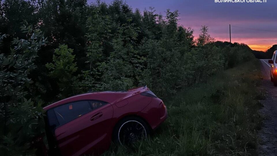На Волині п'яний водій Mercedes-Benz злетів у кювет