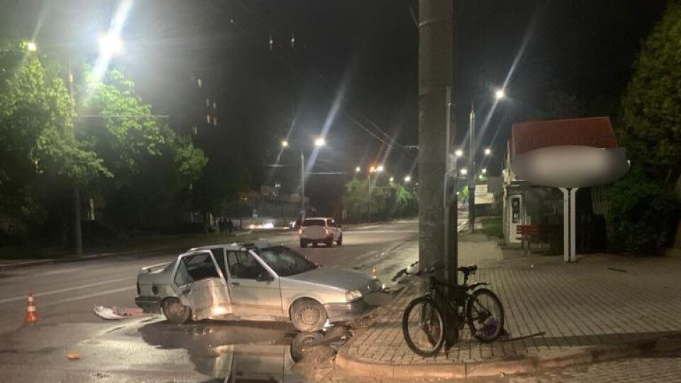 Постраждало четверо людей. У Луцьку водій в'їхав в електроопору