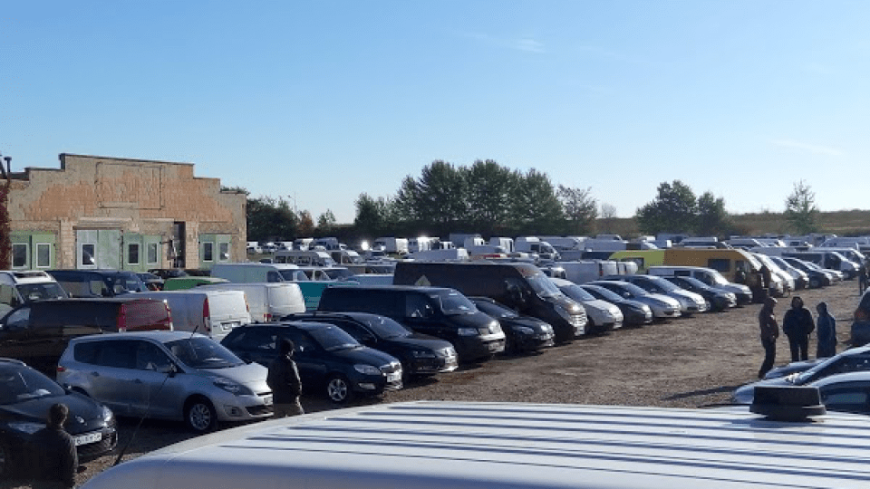 Лучани масово скаржаться на авторинок через сміття і загороджені парковки