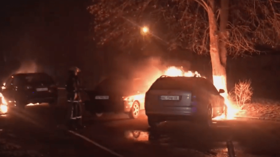 У Луцьку вночі спалили машини бізнесменові та адвокатці. Все, що відомо на цей час. ВІДЕО. ДОКУМЕНТ