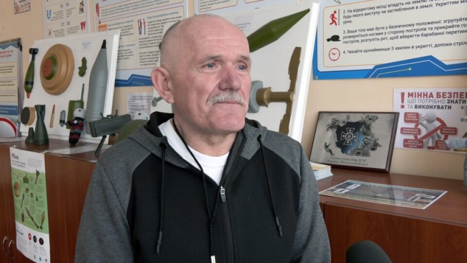 Ветеран з Волині пише ікони на ящиках з-під набоїв