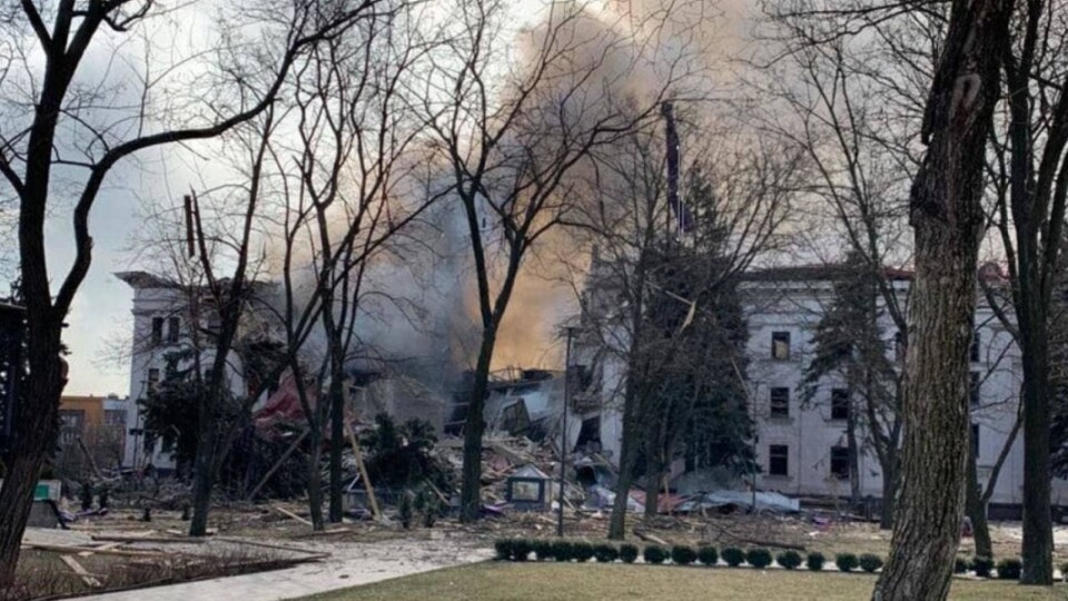 Поки зі сховища театру в Маріуполі вийшло лише 130 людей. Їх там було вдесятеро більше