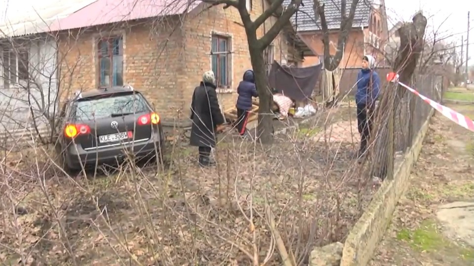 Аварія у Луцьку: автомобіль врізався в хату. ВІДЕО