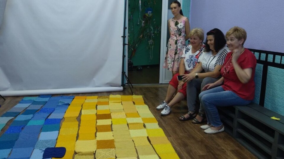 «Нитка єднання»: у Луцьку майстрині зв’язали «теплий» прапор України