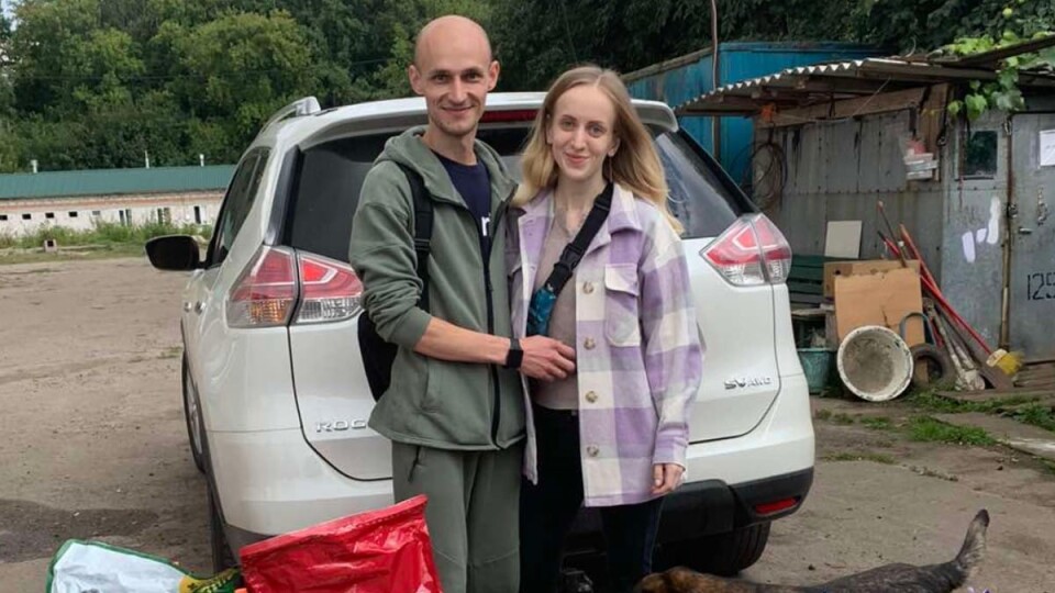 У Луцьку молодята замість квітів приймали на весіллі корм для тварин