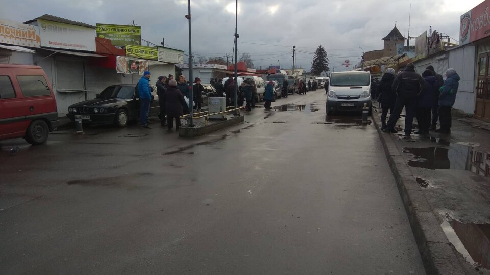 Загородили машинами і чекають муніципалів. Підприємці всю ніч охороняли Старий ринок у Луцьку
