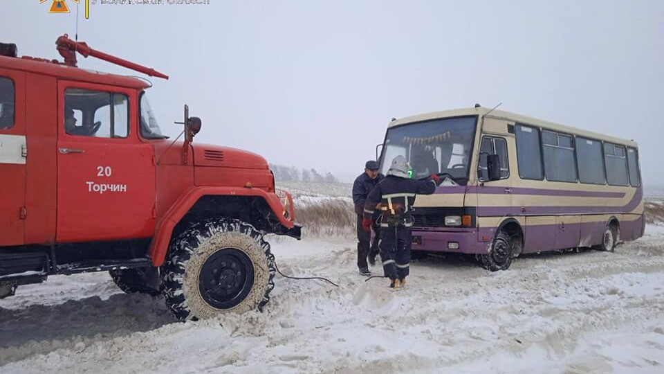 На Волині вночі рятувальники дістали із заметів «швидку» і автобус
