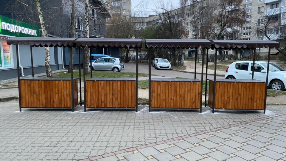 У Луцьку ще в одному місці встановили ятки для торгівлі сільгосппродукцією. ФОТО