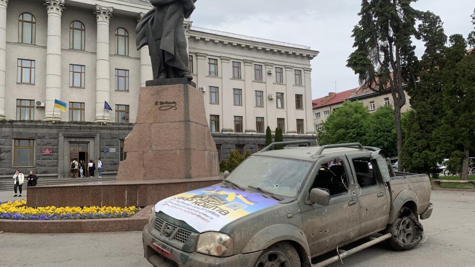 У Луцьку біля спаленої ворогами автівки  ярмарком збиратимуть кошти на нове авто. ФОТО