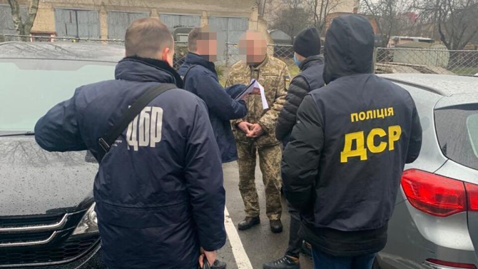 Допомагав «відкосити» від армії. На Волині військовий комісар попався на хабарі 1 тисяча доларів