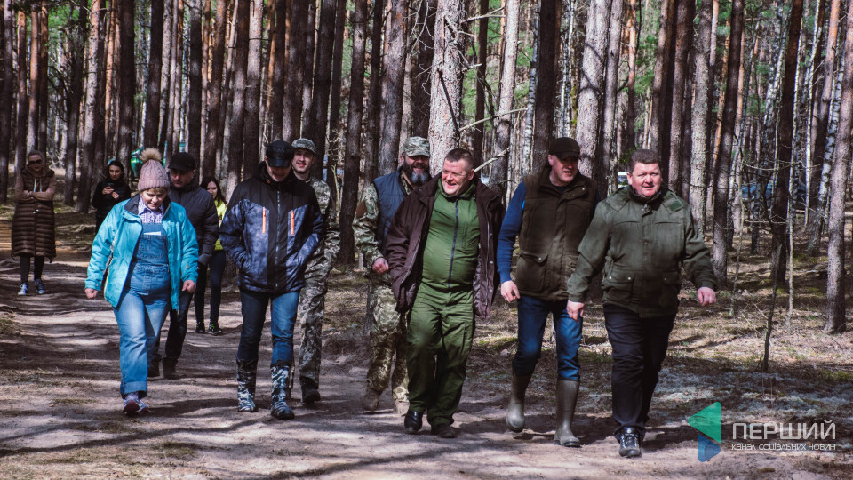 «А тепер площі після бурштину будемо засаджувати ми». Депутати жартують і садять сосни. РЕПОРТАЖ
