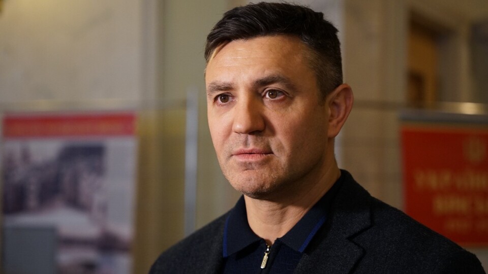 «Ви всі розумно, що... І ми це розуміємо...». Нардеп Тищенко виступив з дивною промовою