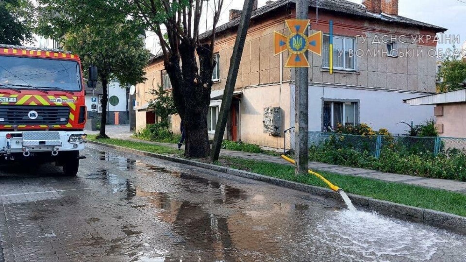 За добу рятувальники Луцька 13 разів виїжджали відкачувати воду із затоплених територій