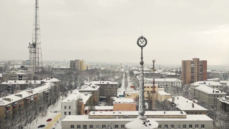 Вкритий снігом та пустий:  неймовірні світлини  окупованого Луганська. ФОТО