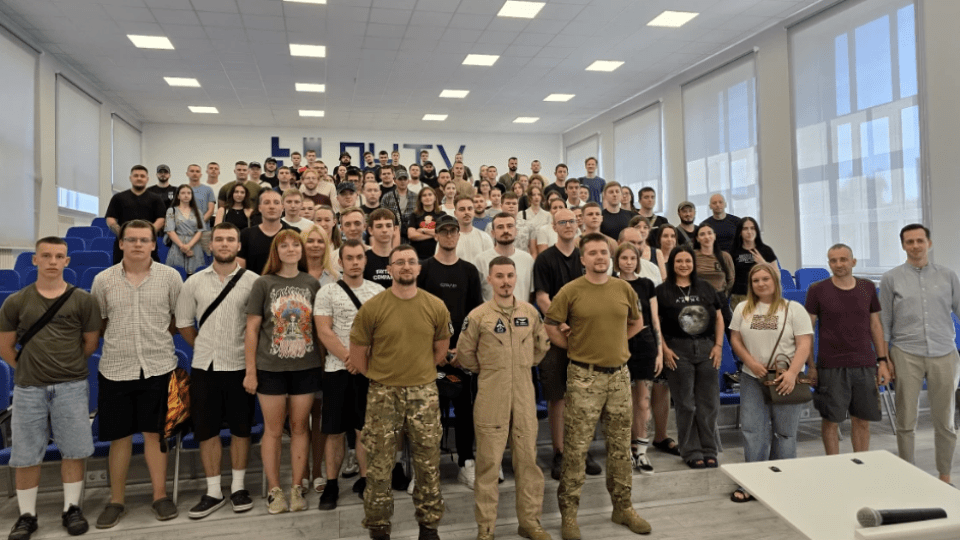 Лучани зустрілися із легендарним льотчиком Karaya