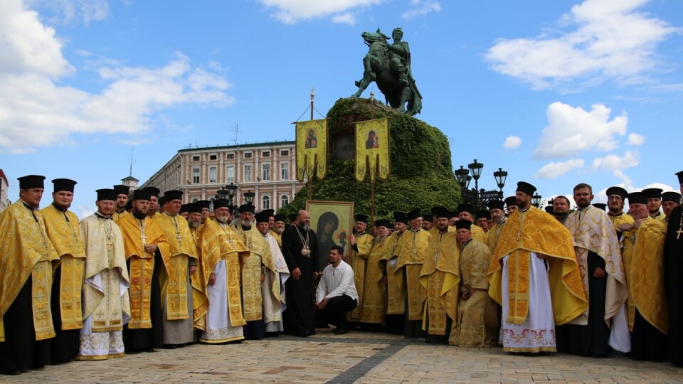 «Волинь моя» від митрополита. Волинські священники заспівали на Софійській площі в Києві. Відео