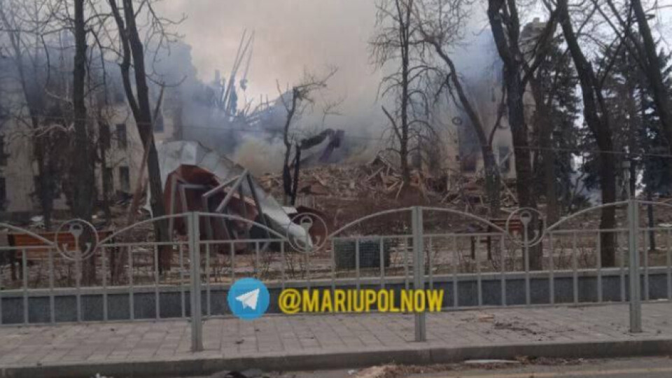 Окупанти скинули надпотужну бомбу на драмтеатр в Маріуполі. Там ховалися сотні людей