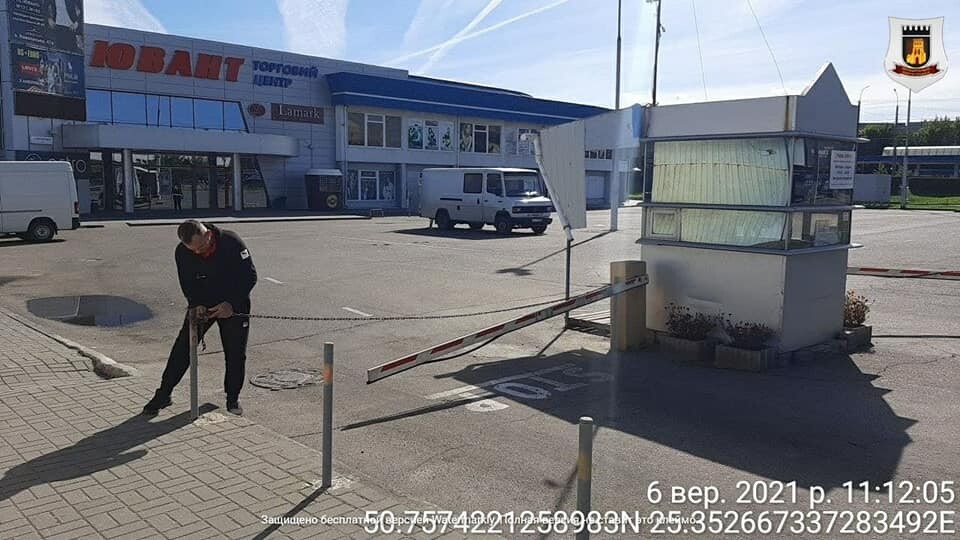 У Луцьку на стоянці біля «Юванту» знесли незаконні шлагбауми