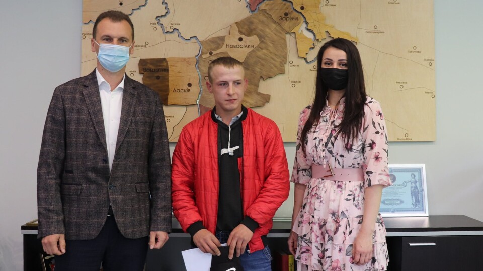 На Волині сироті вручили ключі від нової квартири