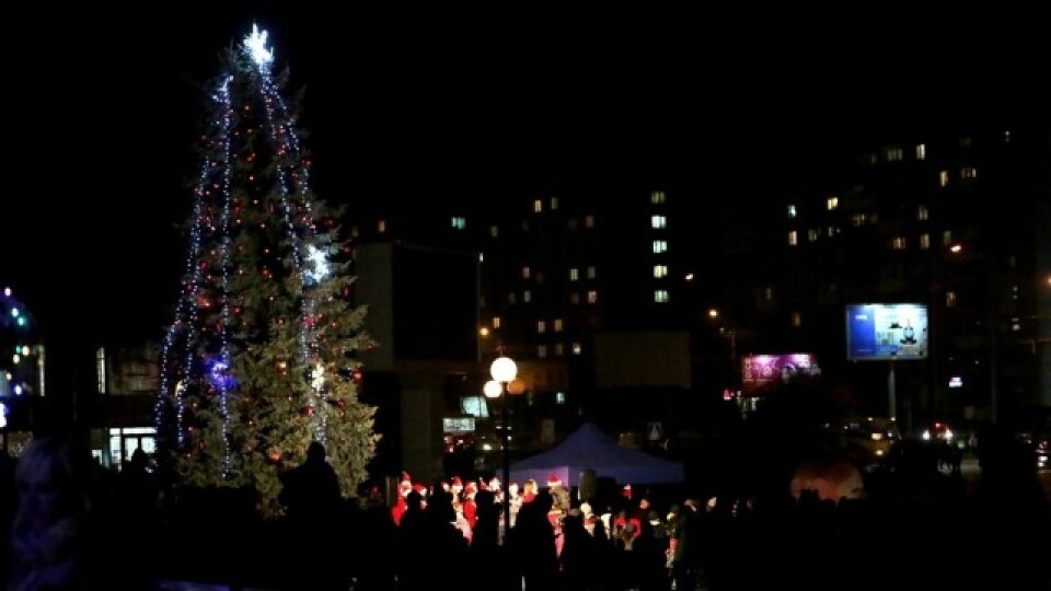 Як у Луцьку біля РАЦСу засвічували ялинку