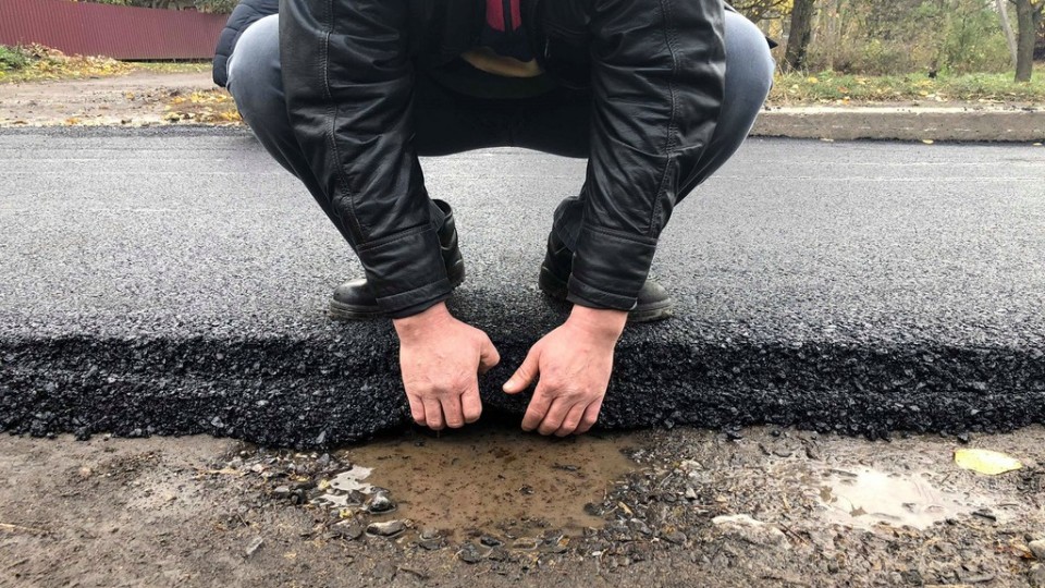 Здирали асфальт руками і кликали поліцію: бунт у волинському селі. ФОТО. ВІДЕО