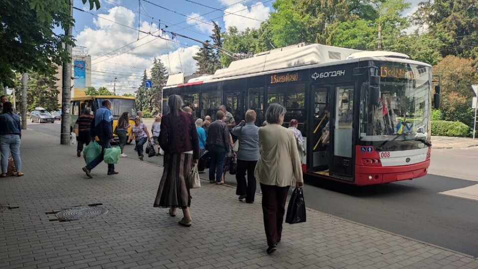 У Луцьку нова ціна за проїзд: як це коментують перевізники, лучани та влада