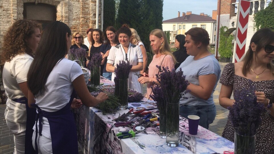 На Волині у монастирі плели лавандові вінки, щоб допомогти військовим