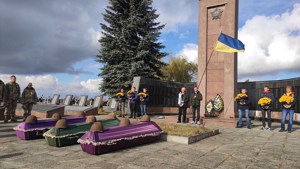 У Турійському районі перепоховали рештки воїнів, знайдені чорними археологами