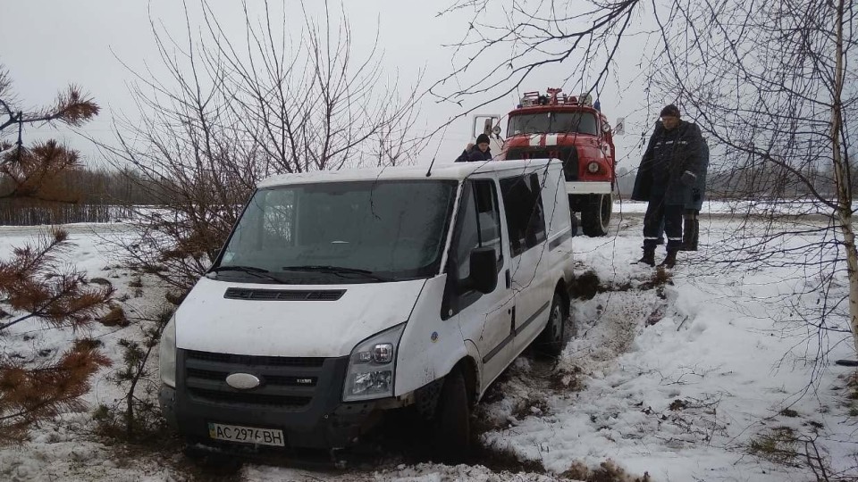 У селі на Волині бус злетів з дороги. ФОТО
