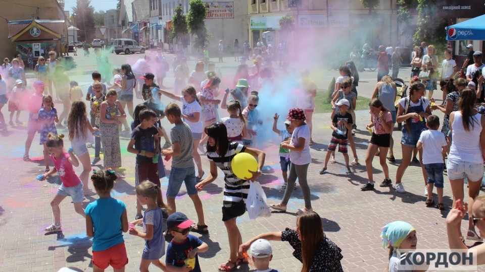 У місті на Волині влаштували фестиваль кольорів. ФОТО