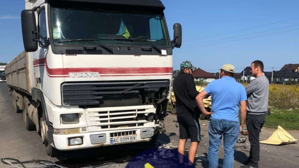 Біля Луцька зіткнулися ВАЗ, вантажівка та бус. Двох постраждалих госпіталізували
