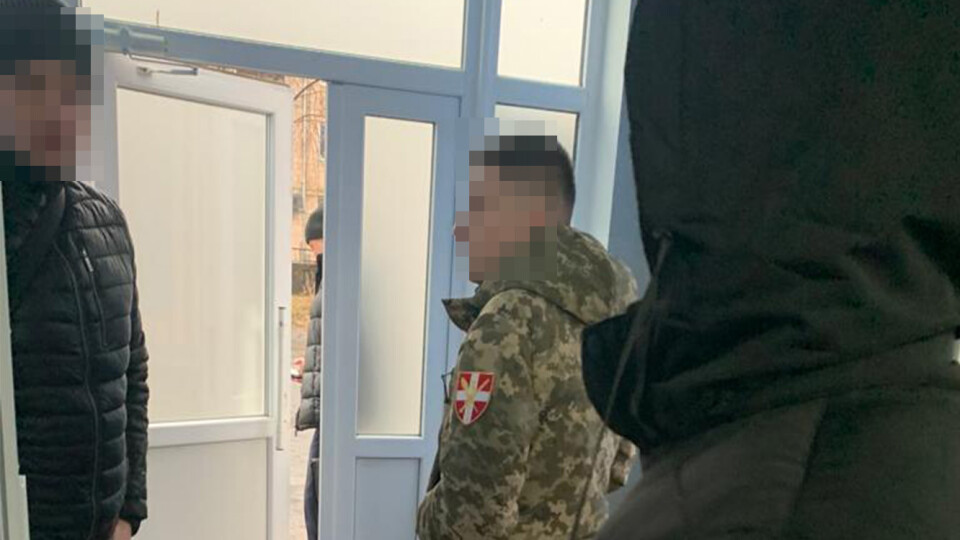 На Волині викрили чиновника військкомату, який системно вимагав хабарі з призовників