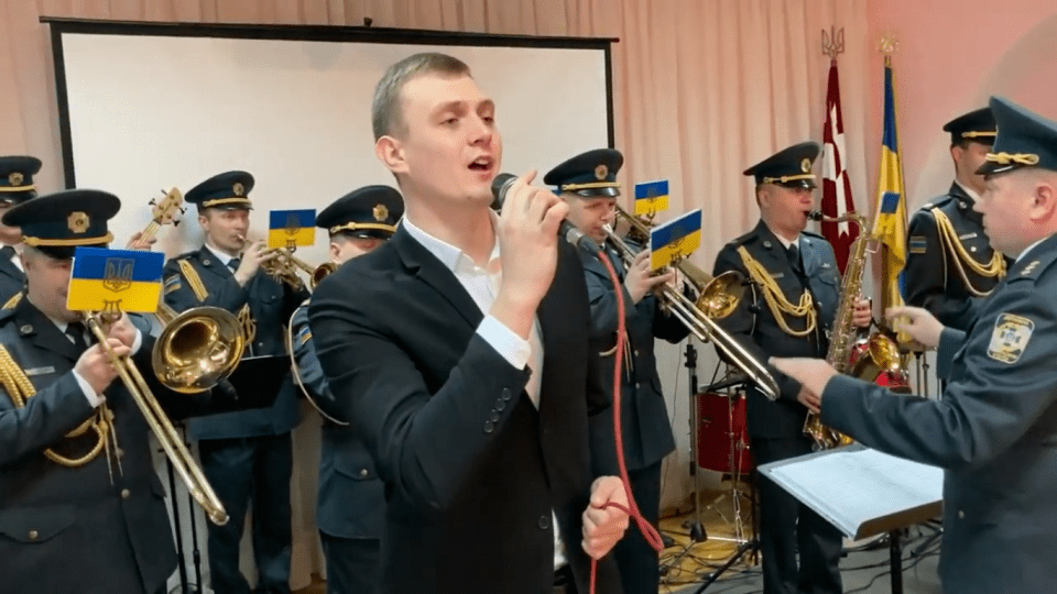 Луцький прикордонний загін привітав жінок зі святом популярною піснею