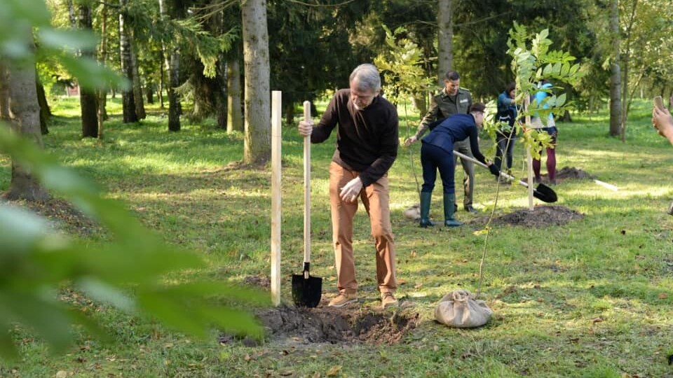 У Луцьку відомі письменники висадили ясени