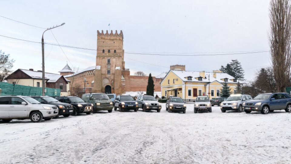 Працівники Луцької міськради скинулись на 10 авто для військових. ФОТО