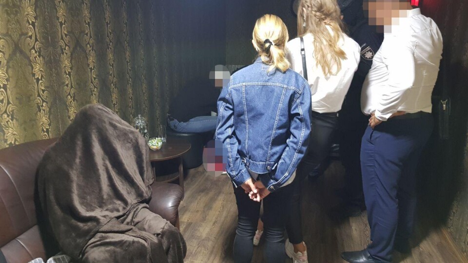 Спецпризначенці провели обшук в «Юноні». Відкрили кримінал. Відео