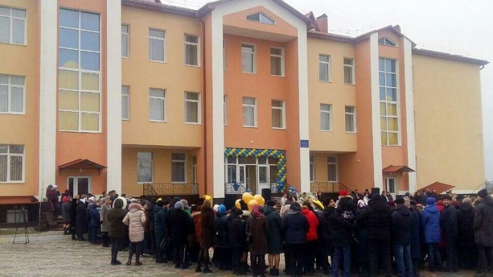 В Осівцях нарешті розпочали навчання у новій школі. Її мали відкрити ще 1 вересня