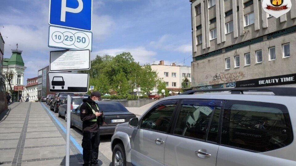 У центрі Луцька парковка знову стала платною