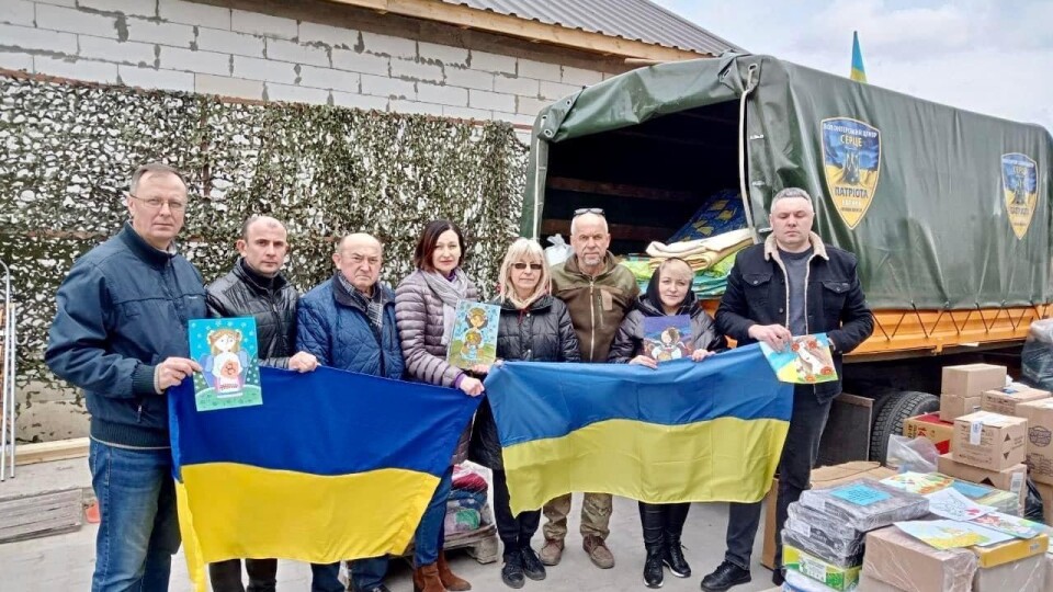 Волинські паски та дитячі малюнки передали на фронт