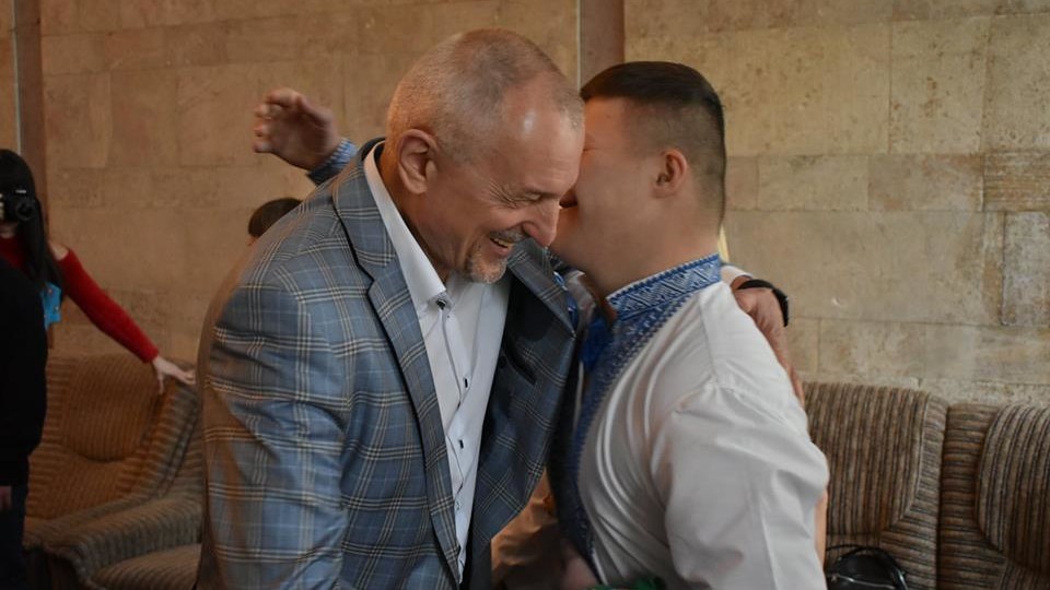 Волинські посадовці в кольорових шкарпетках підтримали особливих дітей. ФОТО