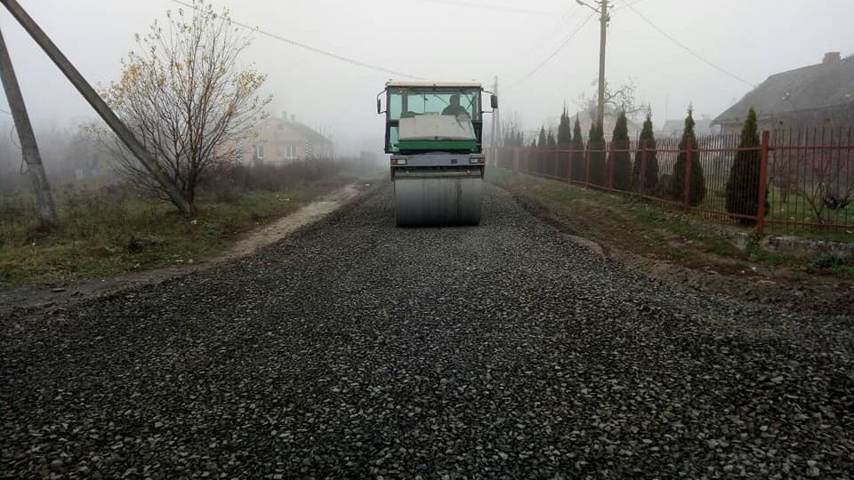 У Рокинях під Луцьком ремонтують дорогу за 1,5 мільйона. ФОТО