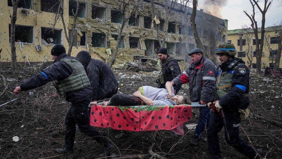 Під час обстрілу пологового будинку в Маріуполі поранення отримали 17 людей