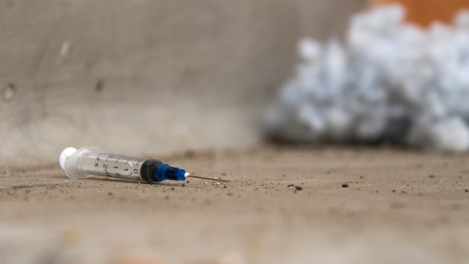 Чиє сміття? У Луцьку біля лабораторії знайшли купу використаних шприців, масок і бахіл