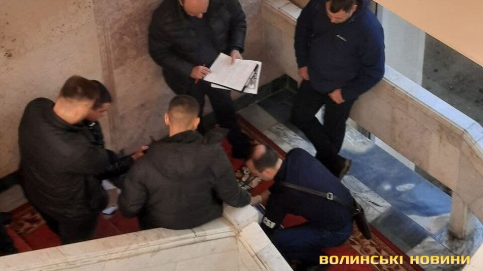Посадовець з Луганщини, якого затримали у Волинській ОДА, взяв 4 тисячі доларів хабара